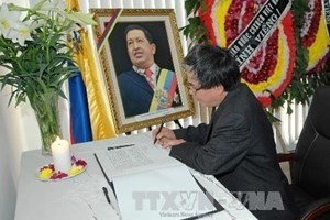 Deputy Foreign Minister Pham Quang Vinh paid floral tribute to commemorate late Venezuelan President Hugo Chavez (Photo: VNA)